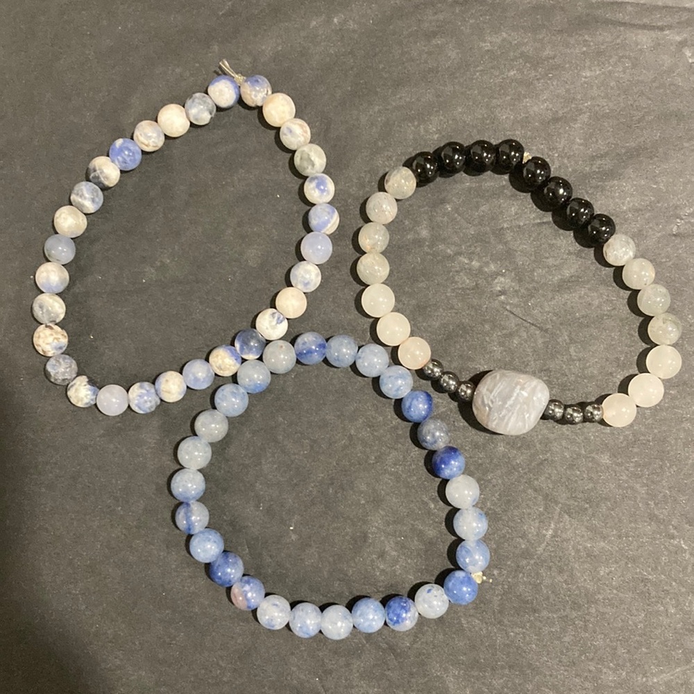 🤑🤑🤑🤑3 for 20$🤑🤑🤑🤑 3 stretchy gemstone bracelets